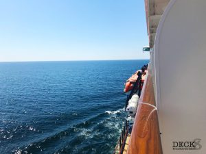 Sicht auf die sonnige Nordsee von der Balkonkabine der Mein Schiff 4