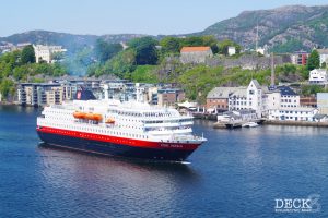 Hurtigruten Kong Harald bei der Hafeneinfahrt Bergen