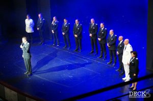 Die Offiziere der Mein Schiff 4 auf der Theaterbühne bei der Offiziersvorstellung der Reise Südnorwegen mit Kopenhagen