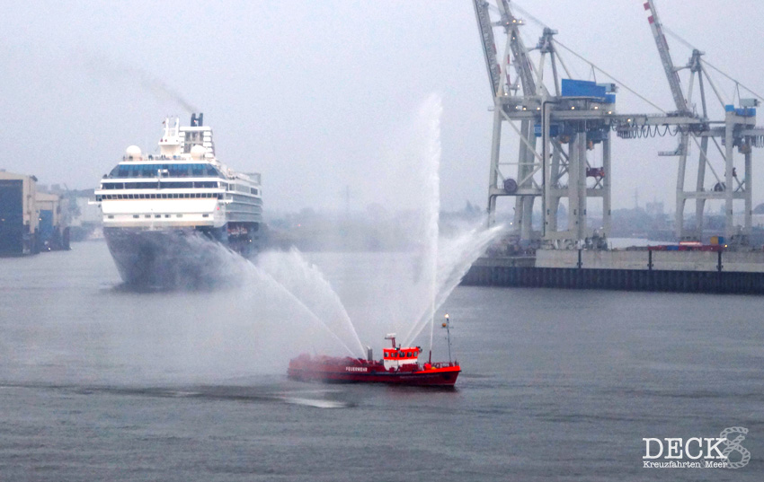 Die Mein Schiff 1 verlässt den Hamburger Hafen hinter dem Feuerlöschboot