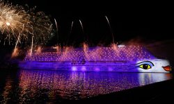 AIDAnova-Taufe: Feuerwerk nach der Taufzeremonie in Papenburg