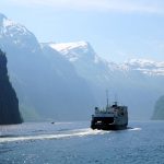 Die Hellesylt-Fähre auf dem Geirangerfjord. Sicht vom Sightseeing-Boot Geiranger