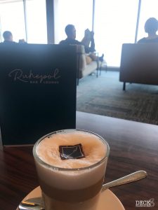Latte Macchiato in der Ruhepol Bar & Lounge der TUI Cruises Mein Schiff 1, Ostsee mit St. Petersburg