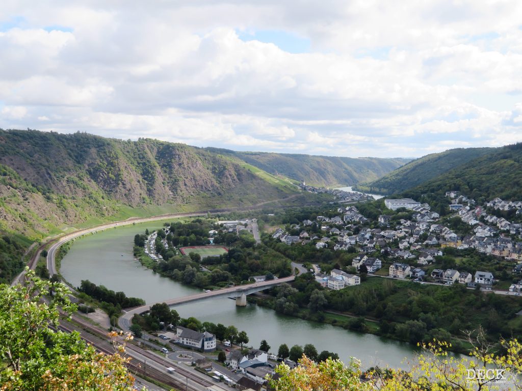 Blick auf die Mosel in Cochem, nach der Fahrt mit der Sesselbahn. – Reisebericht des 1. Tages meiner Flusskreuzfahrt mit der Rhein Melodie von nicko cruises.